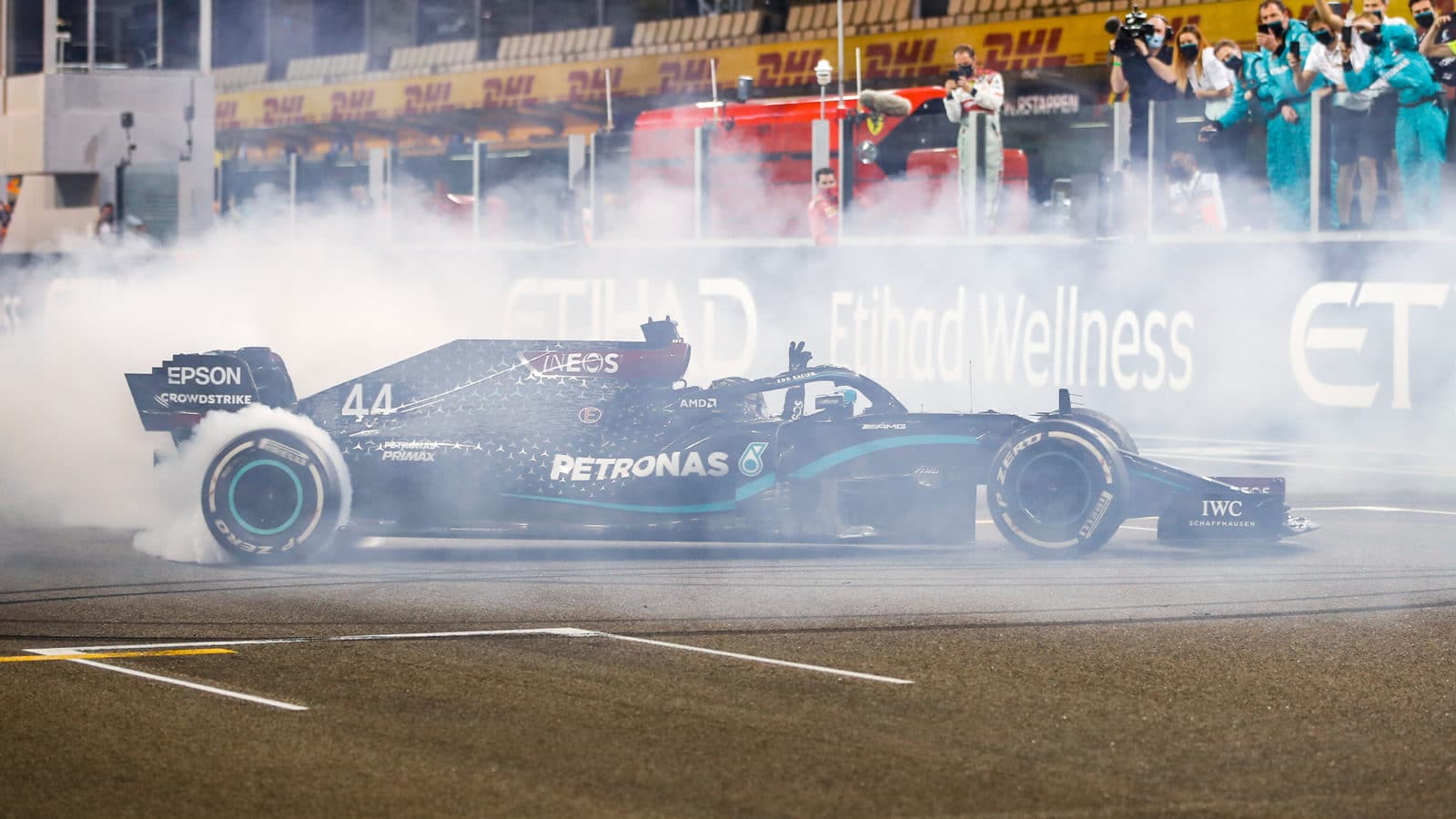 Lewis Hamilton smoking tyres of his Mercedes at the 2020 Abu Dhabi Grand Prix