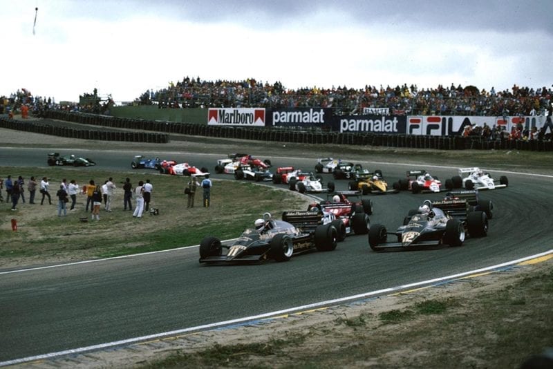The Lotuses of Mansell and de Angelis lead the pack at the start.