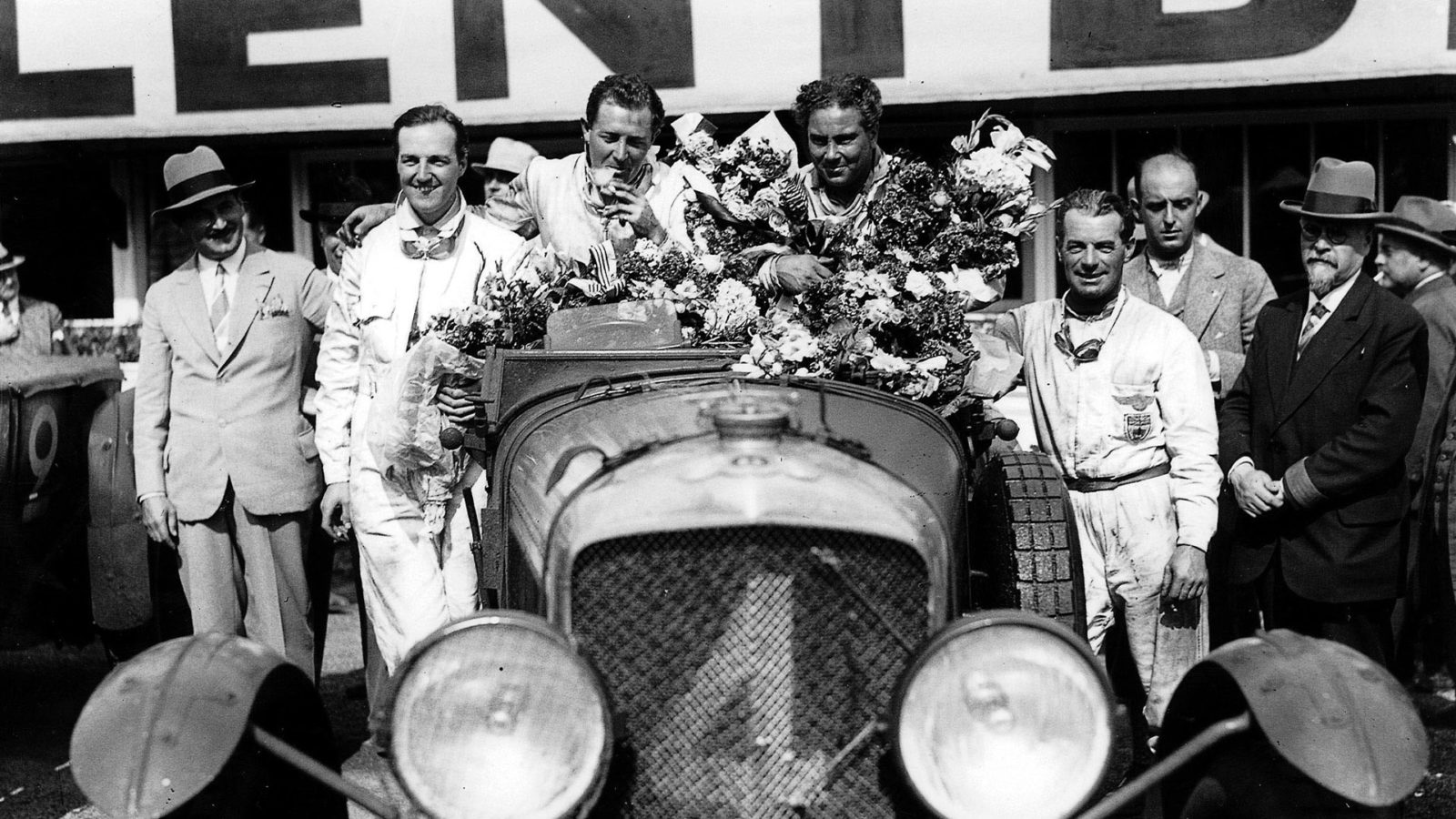 AUTO - 24H DU MANS - LE MANS 1930 (FRA) - 21-22/06/1930 - PHOTO : LAT / DPPI - Woolf Barnato, Glen Kidston (Bentley Speed Six), 1st position, with 2nd placed drivers Richard Watney (left) and Frank Clement on either side - PODIUM Ref-Autocar B4195.