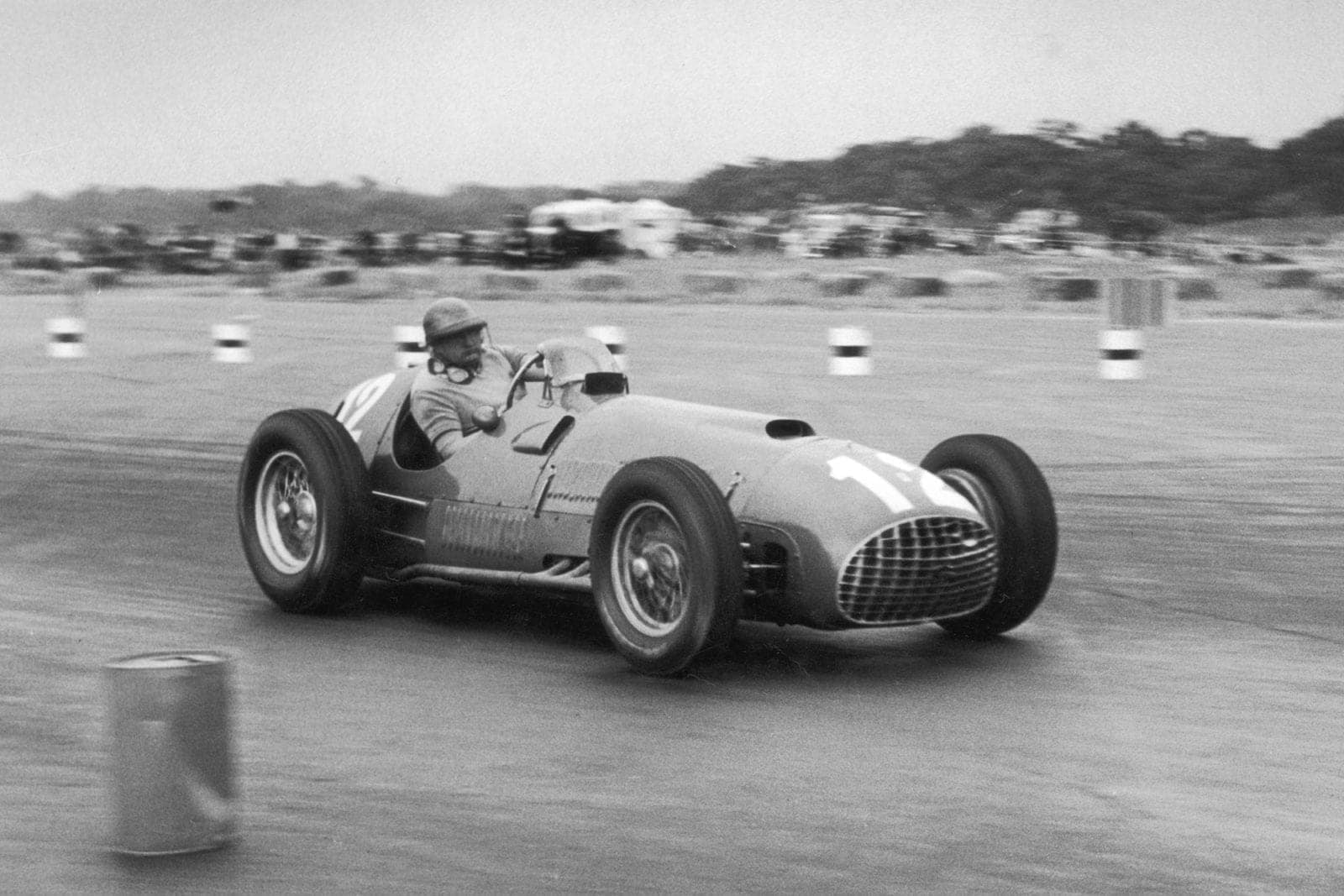28th July 1951: Froilan Gonzalez in his Ferrari 375 on his way to victory in the British Grand Prix at Silverstone