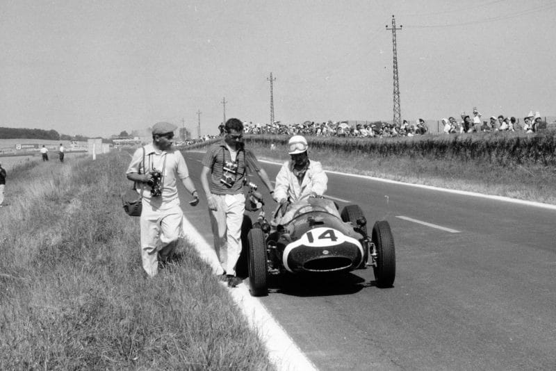 Maurice Trintignant, Cooper T51-Climax. On the left is photographer Bernard Cahier.