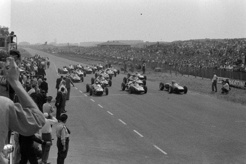 Drivers anticipate the starting flag