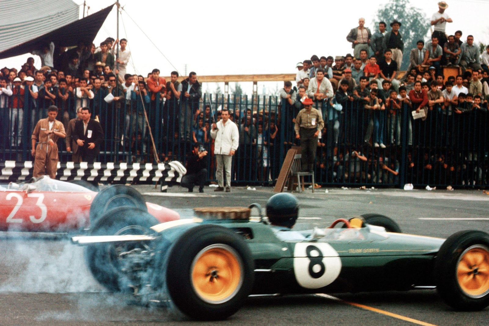 Jim Clark (Lotus 25 Climax) and John Surtees (Ferrari Dino 156) at the start.