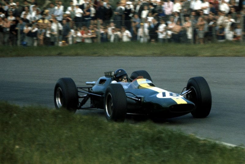 Race winner Jim Clark (GBR) Lotus Climax 25.