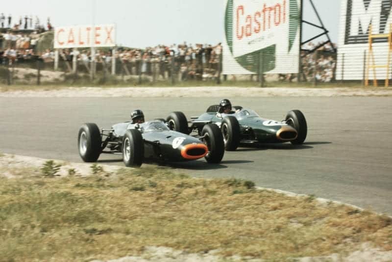 Graham Hill (number 6, BRM P261) and Dan Gurney (Brabham BT7 Climax).