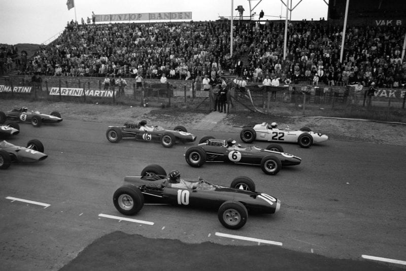 Polesitter Graham Hill, BRM P261 alongside Jim Clark, Lotus 33 Climax, and Richie Ginther, Honda RA272, at the start of the race.