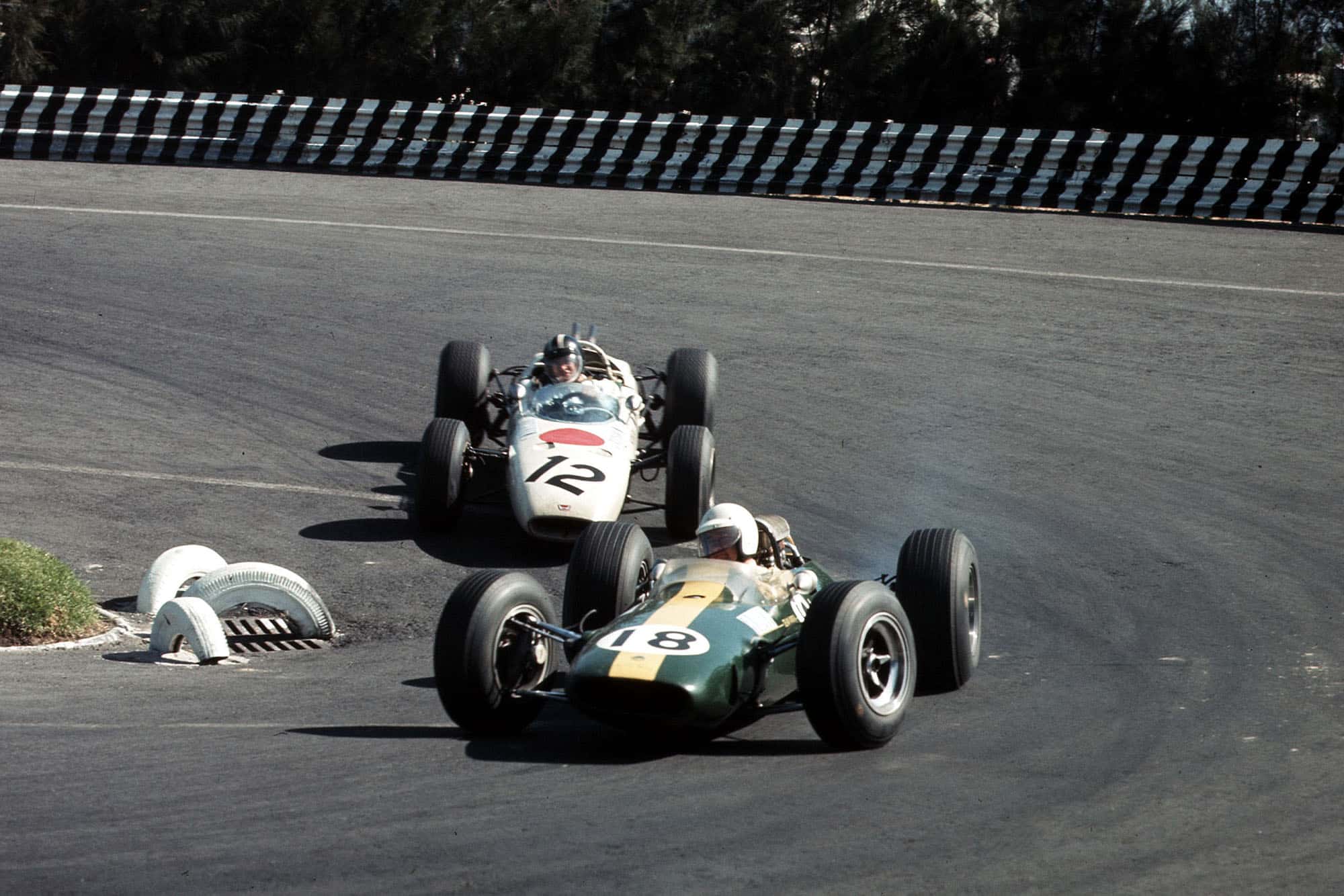 Moises Solana (Lotus 25 Climax) leads Ronnie Bucknum (Honda RA272).