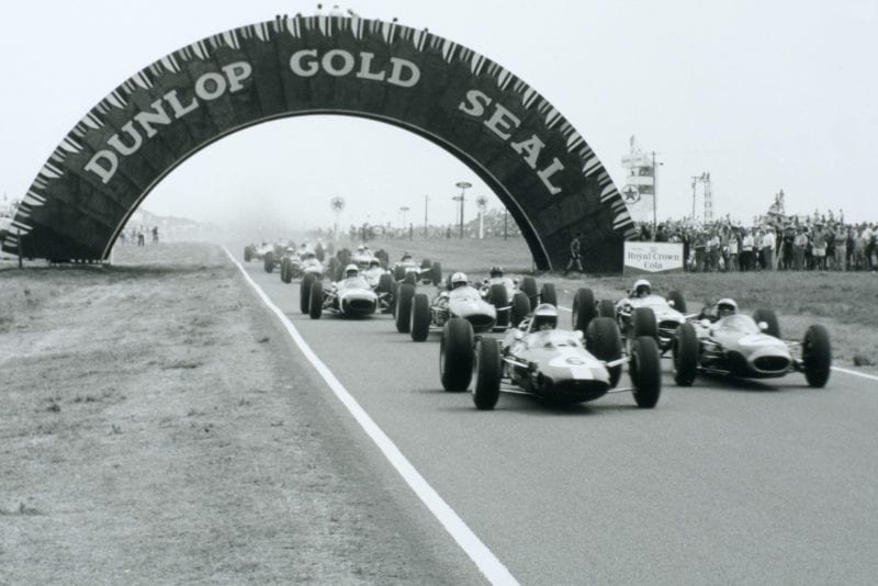 Jim Clark (Lotus 33 Climax) leads at the start.