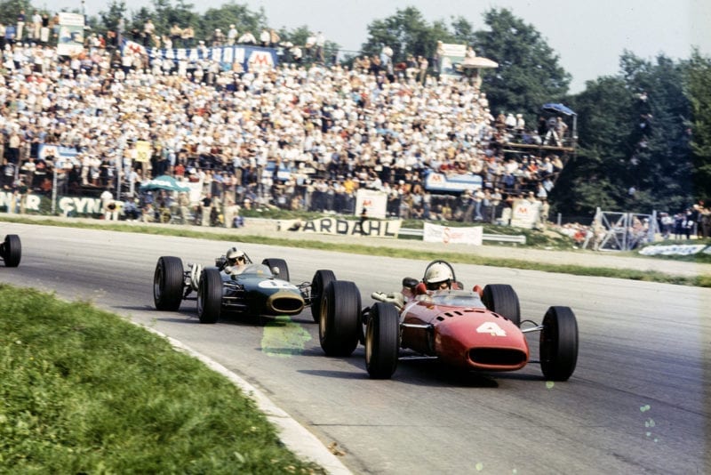 Mike Parkes, Ferrari 312 leads Denny Hulme, Brabham BT20 Repco.