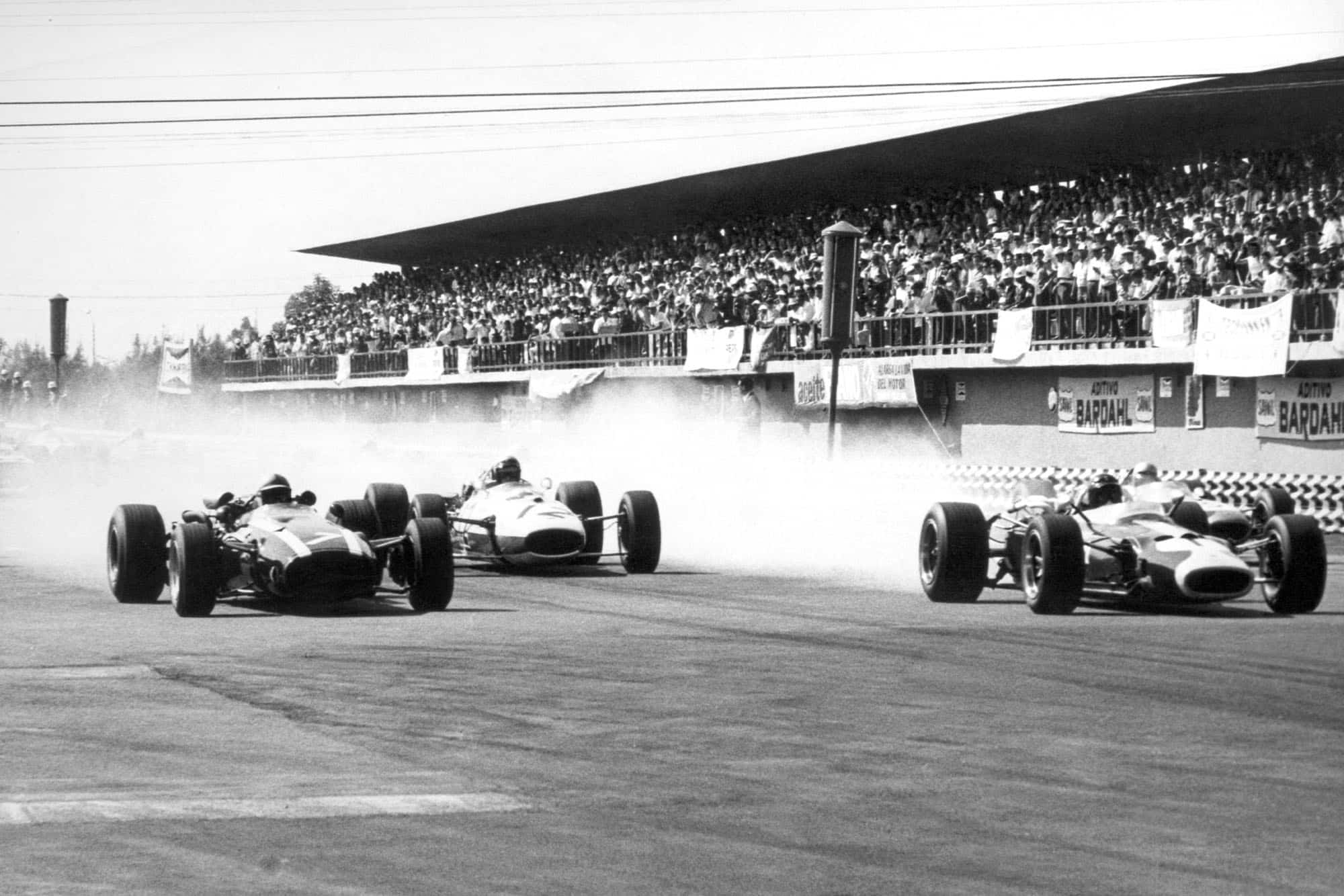 John Surtees, Cooper T81-Maserati, 1st position, Richie Ginther, Honda RA273, 4th position, and Jim Clark, Lotus 43-BRM, retired, at the start.