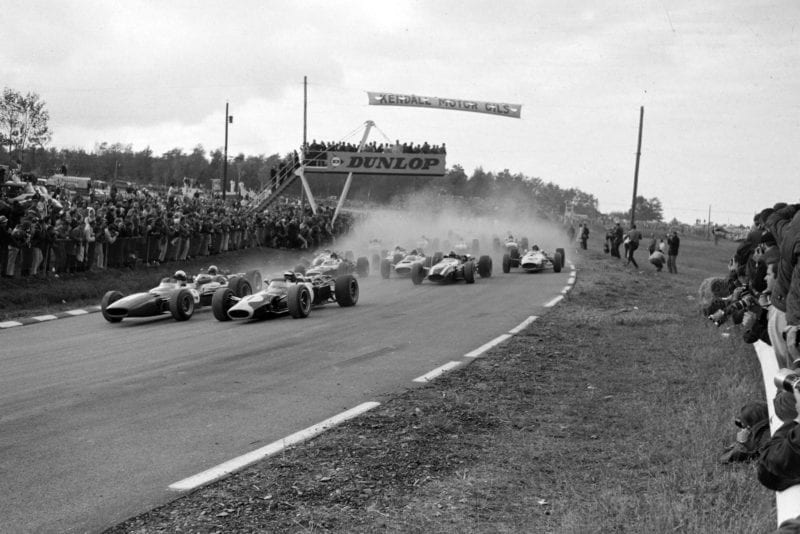 Jim Clark, Lotus 43 BRM, and Lorenzo Bandini, Ferrari 312, head the field.