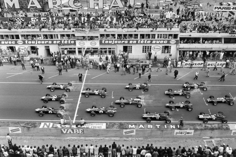 Graham Hill (#7, Lotus 49-Ford Cosworth), Jack Brabham (#3, Brabham BT24-Repco) and Dan Gurney (#9, Eagle T1G-Weslake) lead Jim Clark (#6, Lotus 49-Ford Cosworth), Bruce McLaren (#8, Eagle T1G-Weslake), Denny Hulme (#4, Brabham BT24-Repco), Chris Amon (#2, Ferrari 312), Jochen Rindt (#12, Cooper T81B-Maserati), Chris Irwin (#15, BRM P83), Jackie Stewart (#10, BRM P261), Jo Siffert (#18, Cooper T81-Maserati), Pedro Rodriguez (#14, Cooper T81-Maserati) and Mike Spence (#11, BRM P83) at the start.