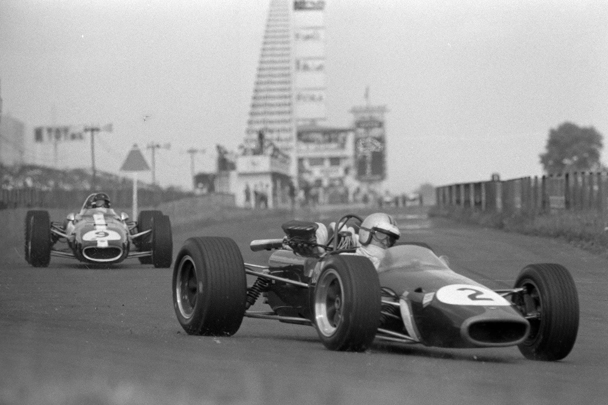 Denny Hulme, Brabham BT24 Repco, leads Dan Gurney, Eagle T1G Weslake.