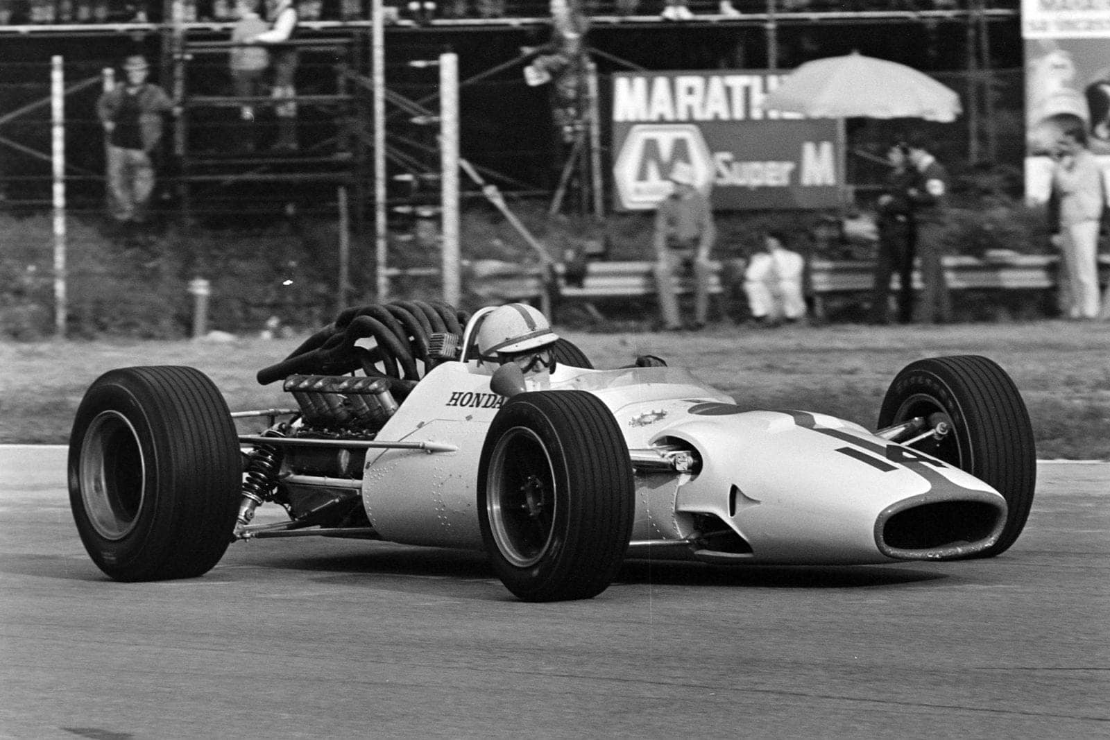 1967 Italian Grand Prix report: Surtees wins as heroic Clark 