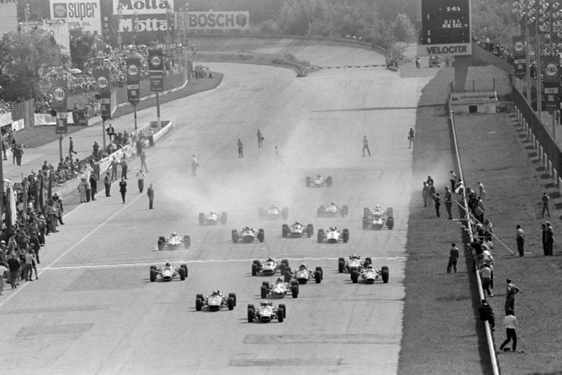 Jack Brabham, Brabham BT24 Repco, leads Bruce McLaren, McLaren M5A BRM, Dan Gurney, Eagle T1G Weslake, and the rest of the field at the start of the race.