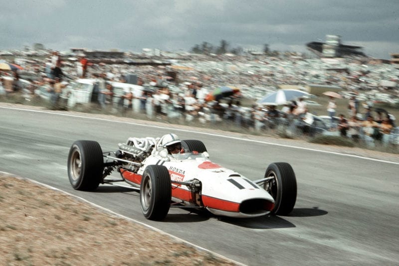 John Surtees (Honda RA273).