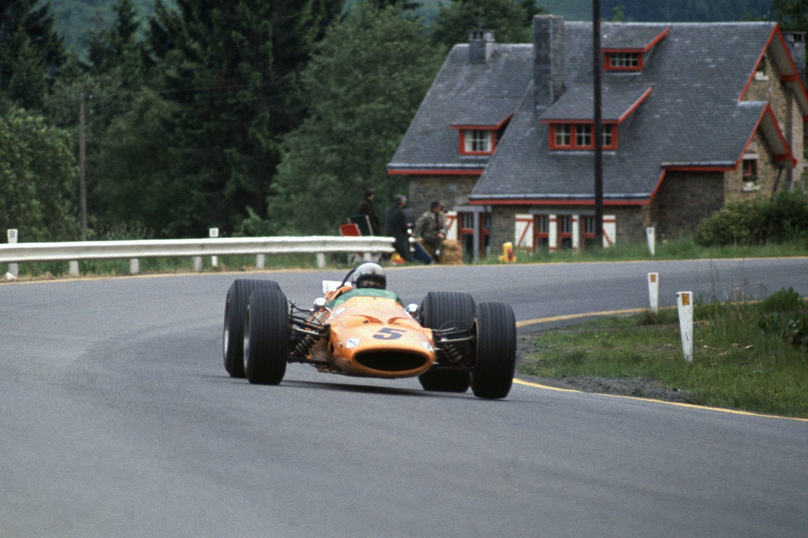 Bruce McLaren (McLaren M7A Ford) 1st position. This was the McLaren constructors maiden Grand Prix win.