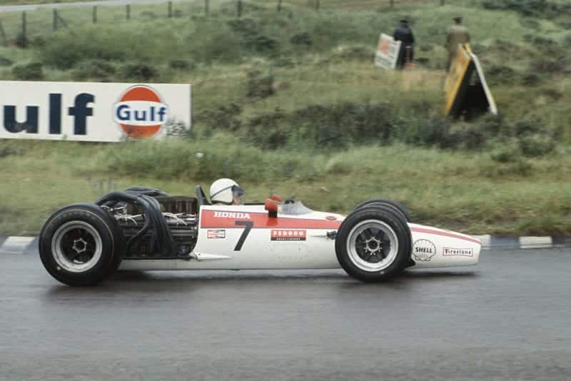 John Surtees (Honda RA301).