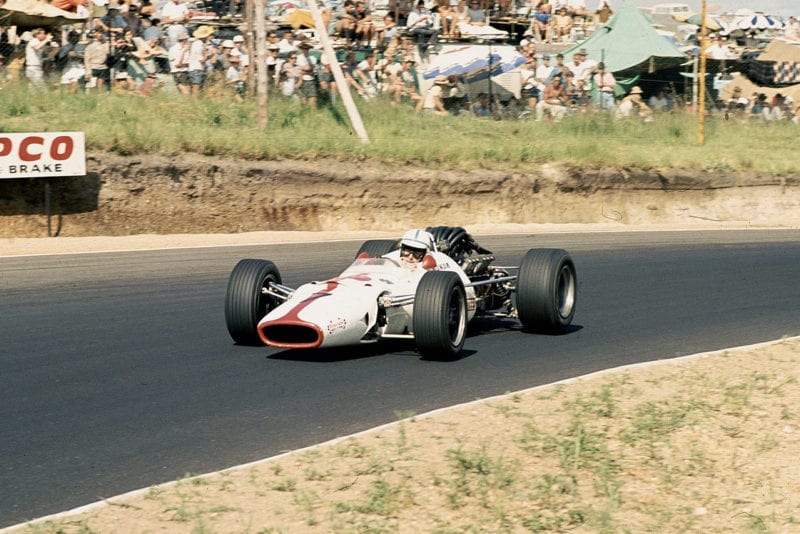 John Surtees (Honda RA300).