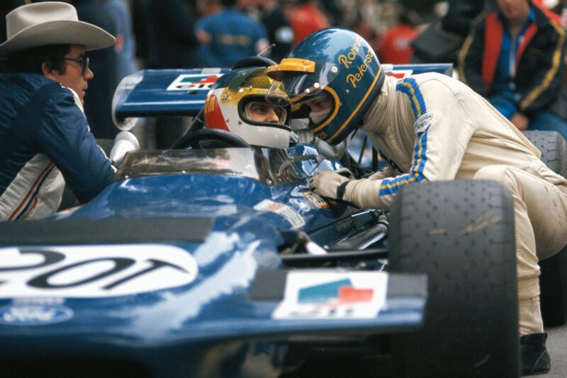 Ronnie Peterson talks to Johnny Servoz-Gavin on the grid