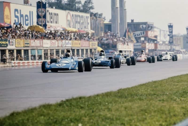 Chris Amon's Matra leads the field down the pit straight.