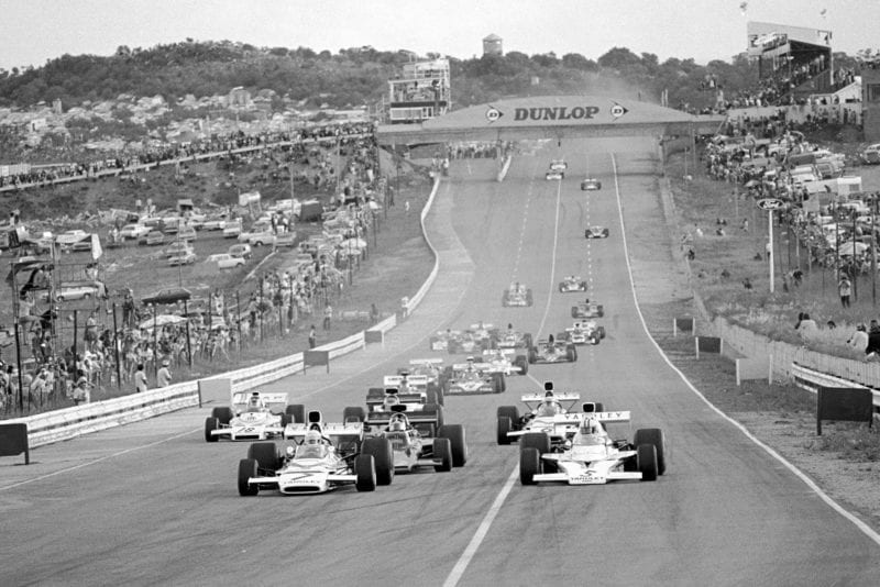 The race gets underway as the cars head into the first corner at the 1973 South African Grand Prix.