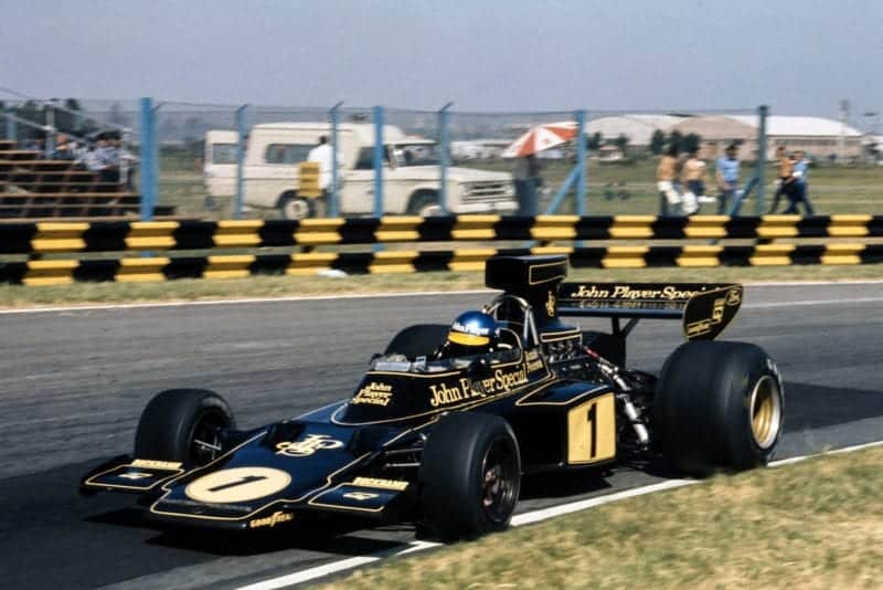 Ronnie Peterson (Lotus) rounds a corner at the 1974 Argentine Grand Prix