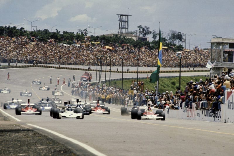 The cars leave the grid at the start of the 1974 Brazilian Grand Prix, Interlagos.