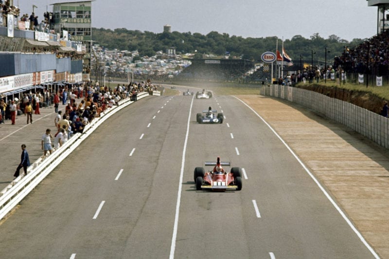 Ferrari's Clay Regazzoni leads the midfield at the 1974 South African Grand Prix, Kyalami.