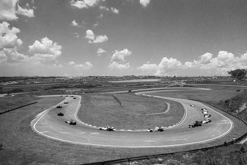 The field threads through the opening lap of the 1975 Brazilian Grand Prix.
