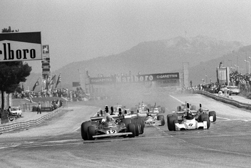 The field heads down to the first corner at the 1975 French Grand Prix, Paul Ricard.