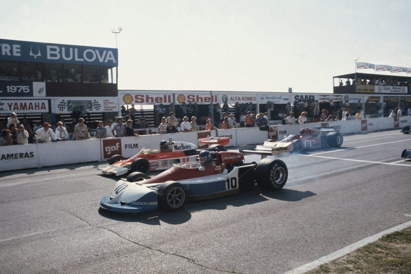 Ronnie Peterson (March) takes the lead at the start of the 1976 Canadian Grand Prix, Mosport Park.