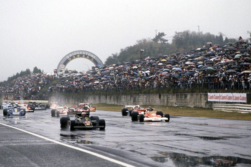 The 1976 Japanese Grand Prix gets underway, Fuji.