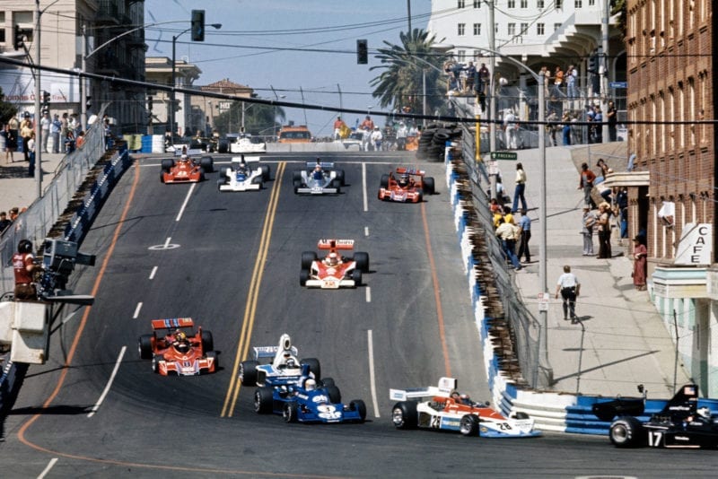 The field floods down the hill at the 1976 United States Grand Prix West, Long Beach.