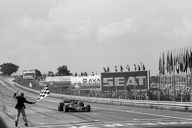 Mario Andretti takes the chequered flag ta the 1977 Spanish Grand Prix, Jarama.