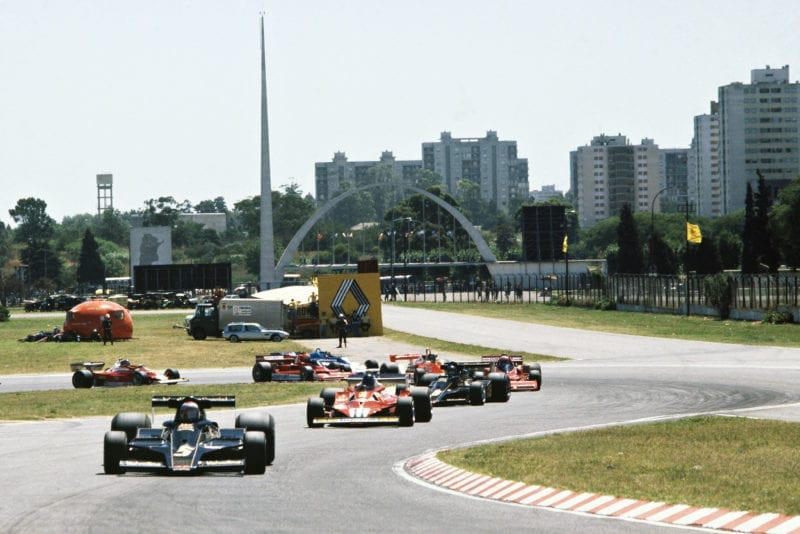 Mario Andretti (Lotus) leads the pack on the first lap of the 1978 Argentine Grand Prix, Buenos Aires.