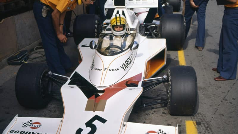 Denny Hulme (McLaren-Ford) in the pits before the 1973 Spanish Grand Prix in Montjuich Park. Photo: Grand Prix Photo
