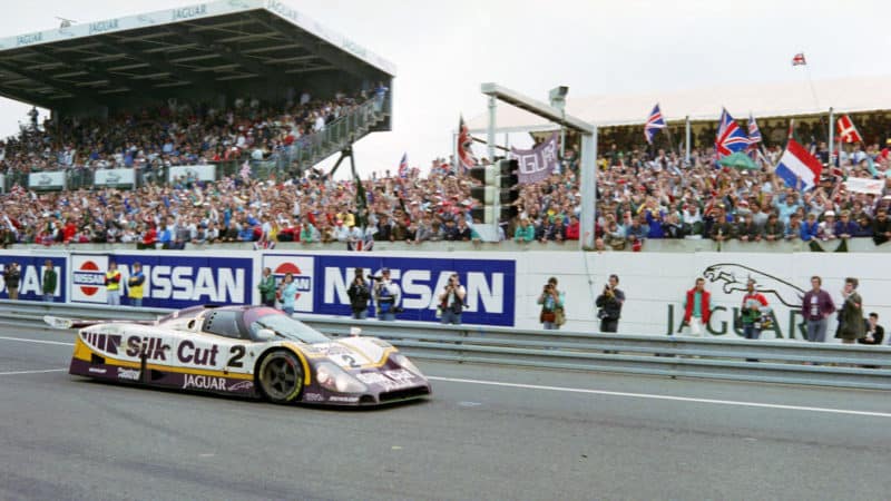 8 LE MANS 24 HOURS 1988 - PHOTO - THIERRY BOVY : DPPI N°2 - JAN LAMMERS (NDL) - ANDY WALLACE (GBR) - JOHNNY DUMFRIES (GBR) : JAGUAR XJR 9 LM SILK CUT