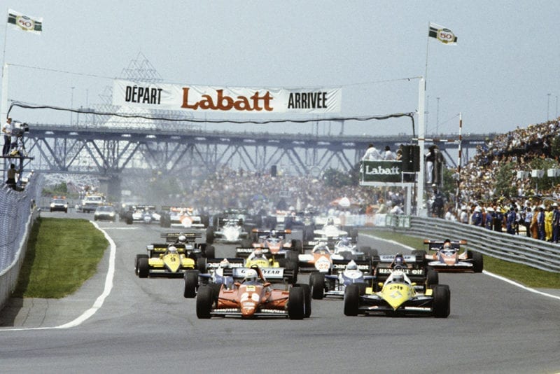 René Arnoux (Ferrari 126C2B) and Alain Prost (Renault RE40) lead the field at the start.