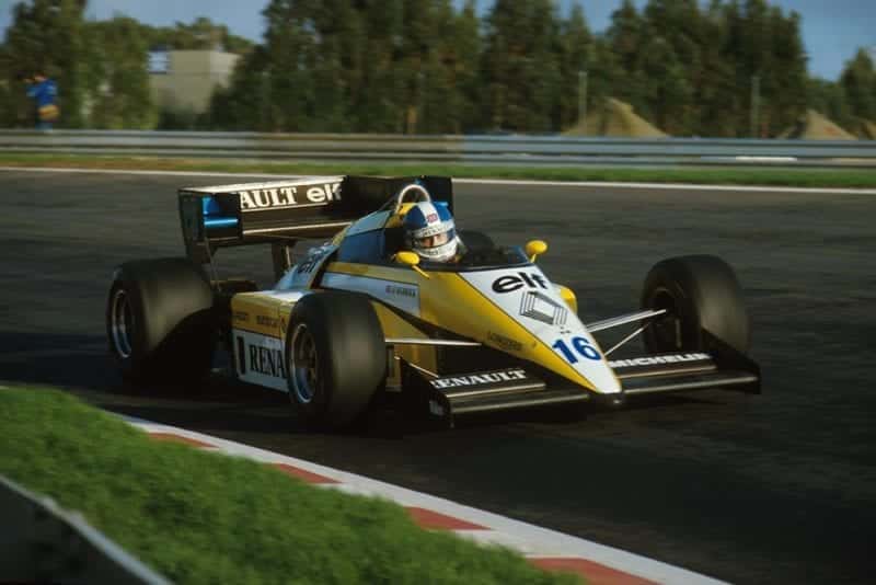 Derek Warwickin his Renault RE50.