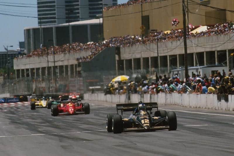The Lotus of Nigel Mansell leads the Ferrari of Michele Alboreto, an Alfa Romeo, and the Relault of Derek Warwick.