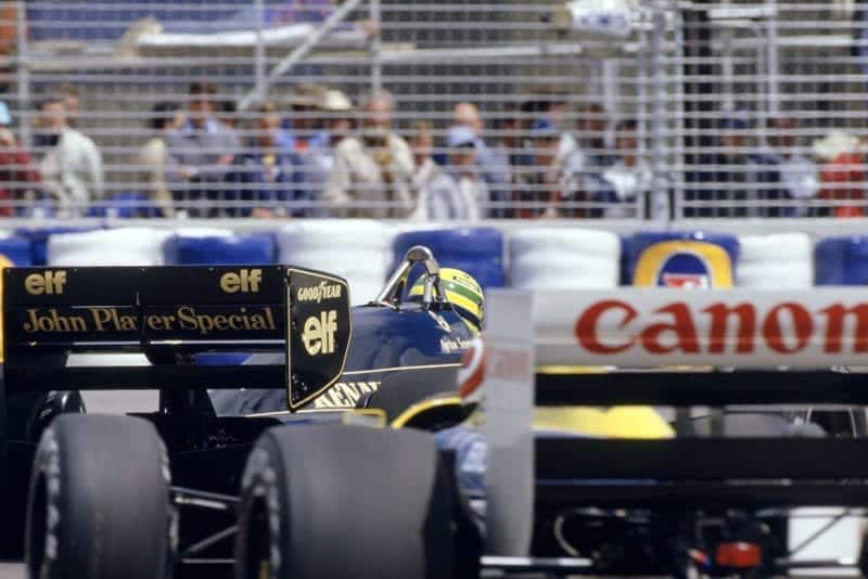 Nelson Piquet (Williams Honda) chases Ayrton Senna (Lotus Renault).