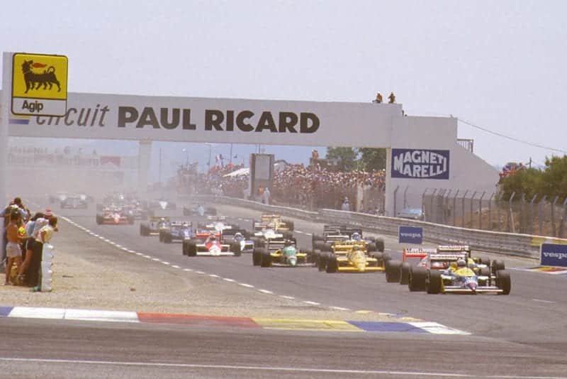 Nigel Mansell (Williams FW11B Honda) leads Alain Prost (McLaren MP4/3 TAG Porsche), Nelson Piquet (Williams FW11B Honda) and Ayrton Senna (Lotus 99T Honda) at the start.