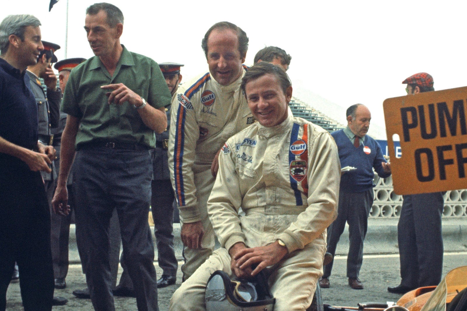 Bruce McLaren with Denny Hulme Ron Tauranac and Teddy Mayer