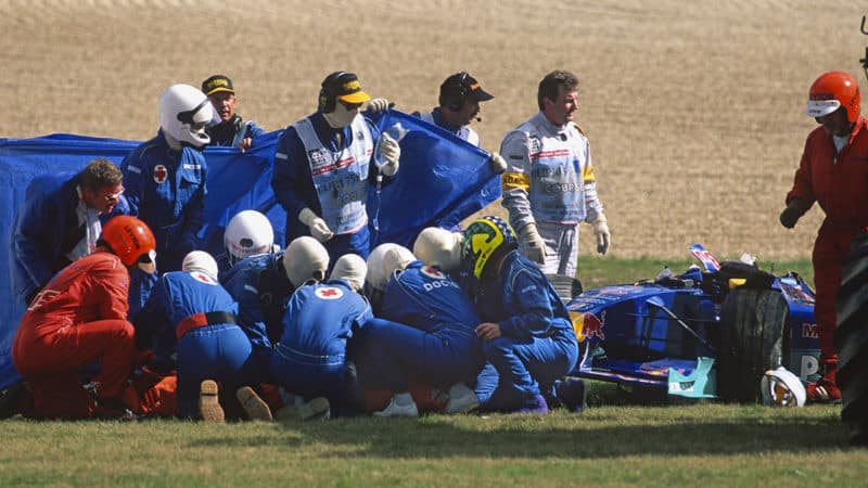 Marshals, Gary Hartstein, Sid Watkins and Alex Ribeiro with Pedro Diniz´ Sauber-Petronas after a crash in the 1999 European Grand Prix at the Nürburgring. Photo: Grand Prix Photo