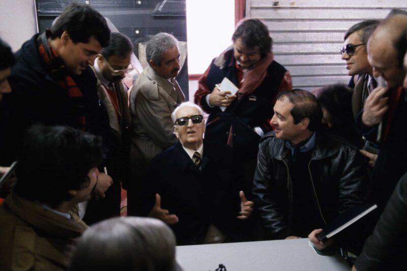 Le fondateur de Ferrari, Enzo Ferrari, à Imola le 20 mars 1985, Italie. (Photo by Gianni GIANSANTI/Gamma-Rapho via Getty Images)