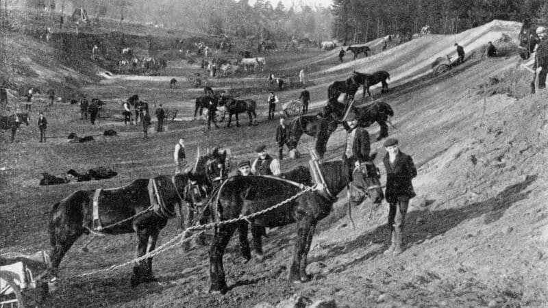 Horses and labourers constructing Brooklands circuit