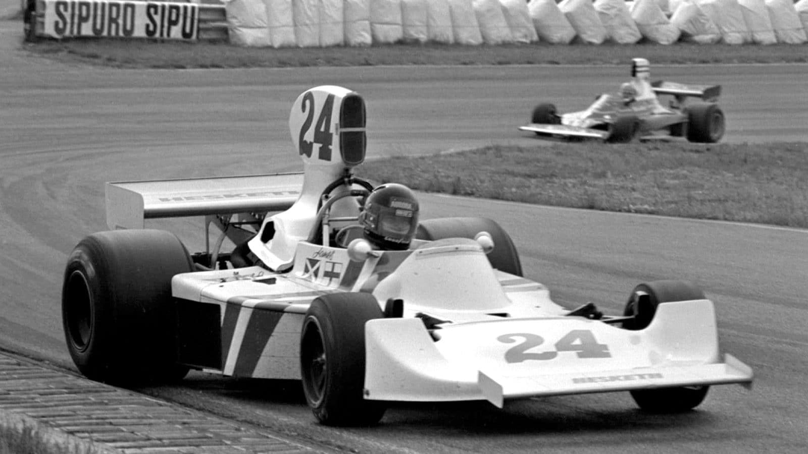 James Hunt leads Niki Lauda in the 1975 Dutch GP