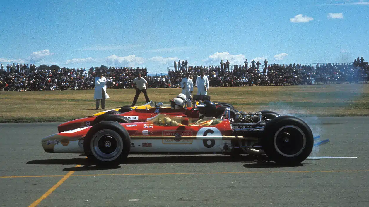 Jim Clark alongside Chris Amon in 1968 Tasman Series race