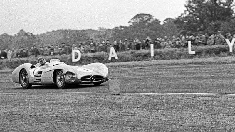 Juan-Manuel-Fangio-at-1954-british-GP-Mercedes